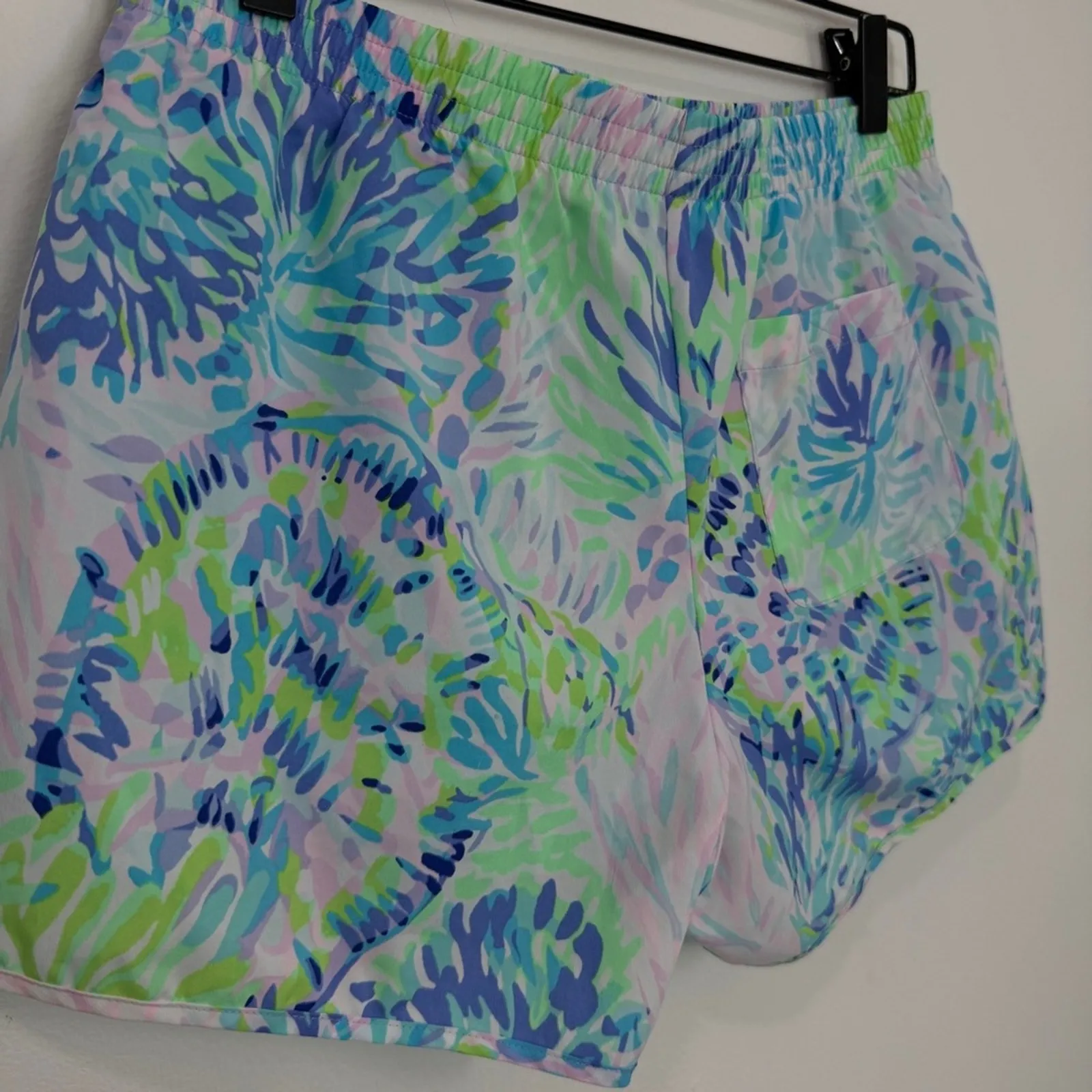 Lilly Pulitzer Luxletic Ocean Trail Short Shell of a Party Print size Medium - Image 4