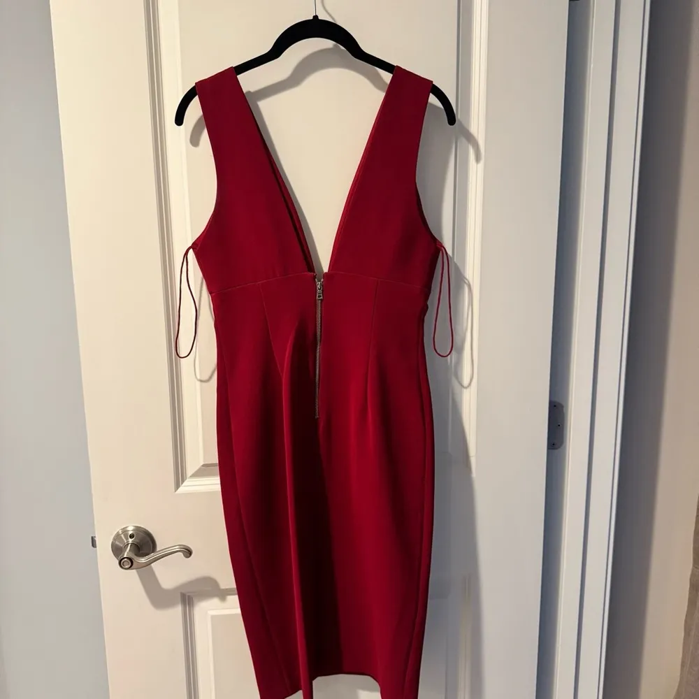 ALICE + OLIVIA Esmra Fitted V Neck Dress in Bordeaux Red | Size 4 - Image 4