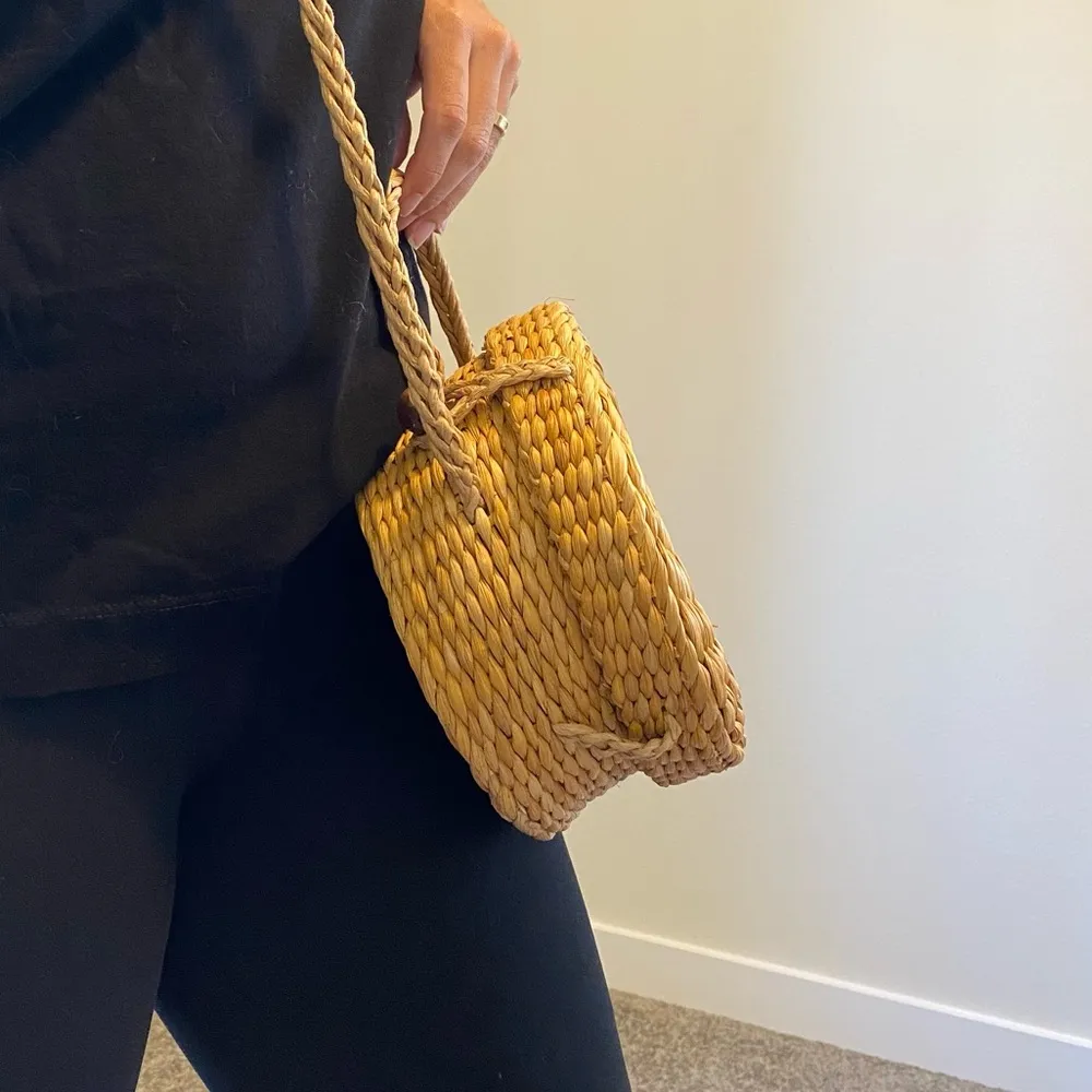 Round raffia basket bag. - Image 2