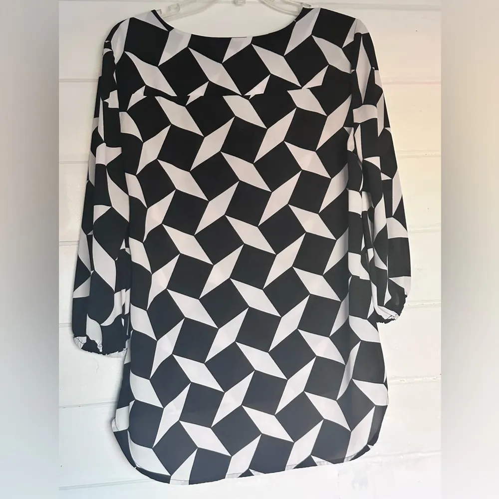 New York & Co Diamond Pattern 3/4 Sleeve Blouse - Image 2