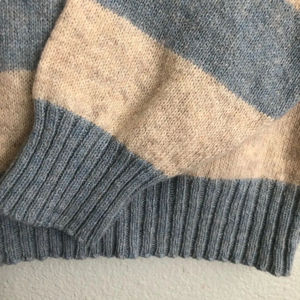 Vintage by Carmel Light Blue/Cream Knit Sweater. Size Medium - Image 5