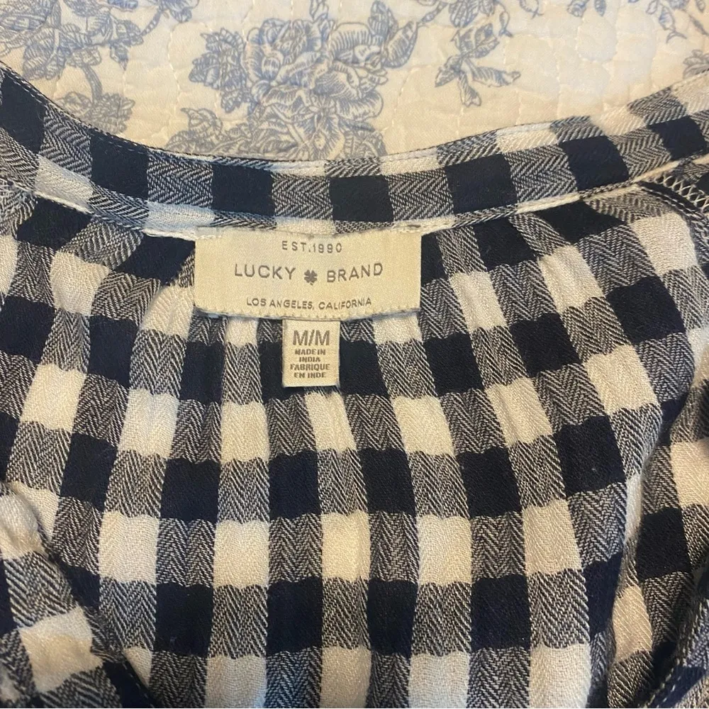 Lucky Brand Navy and White Gingham Print Blouse Size Medium - Image 3