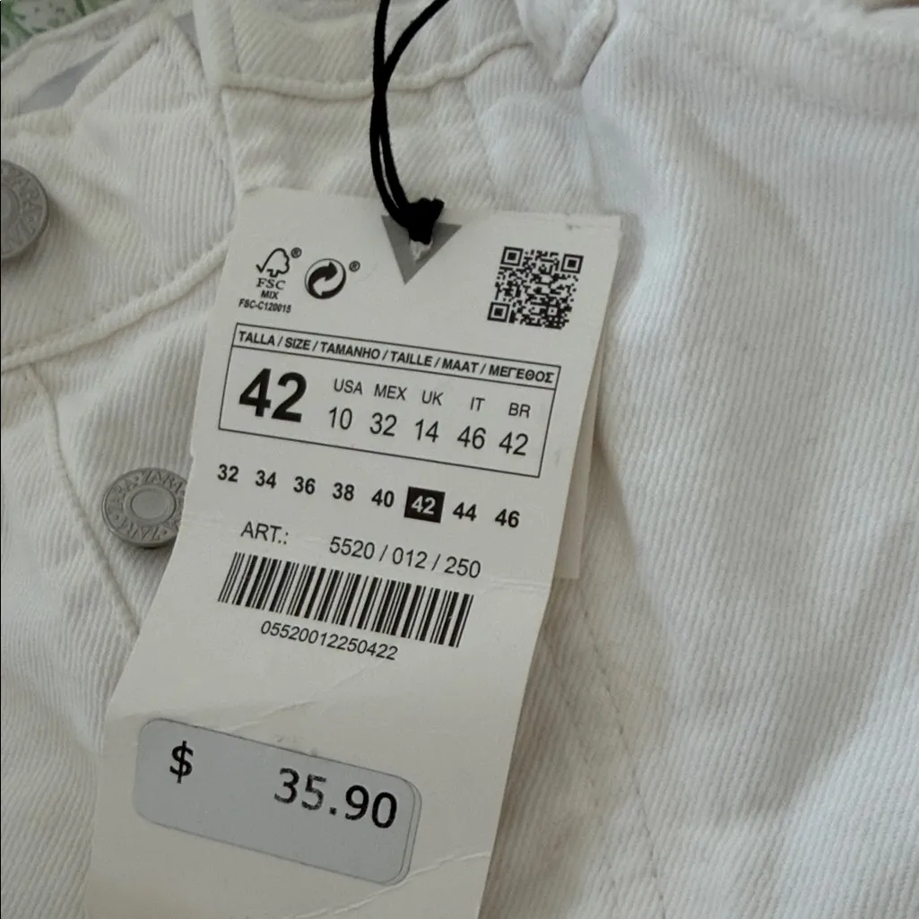 Zara Women's Off-White Jean Shorts - Image 3