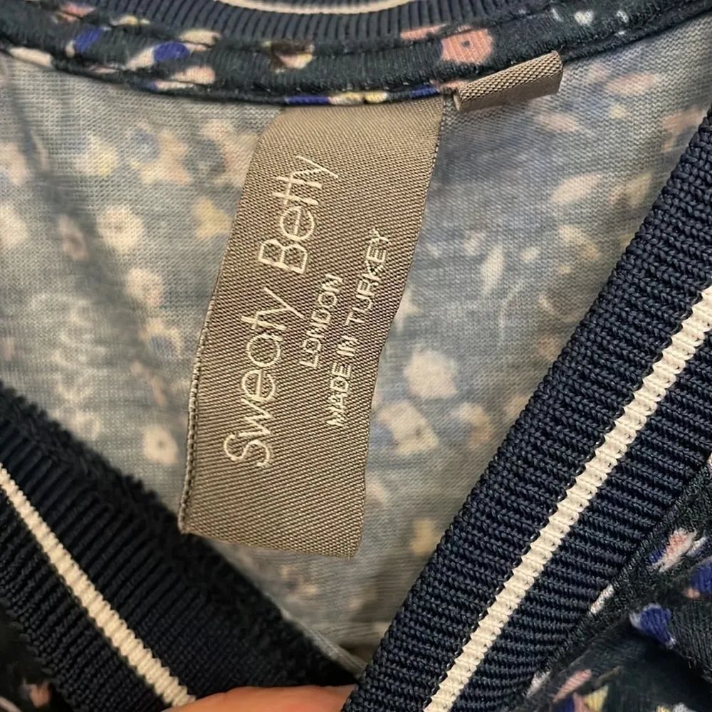 ✨Sweaty Betty London Navy Floral Cropped Muscle tank - Image 3