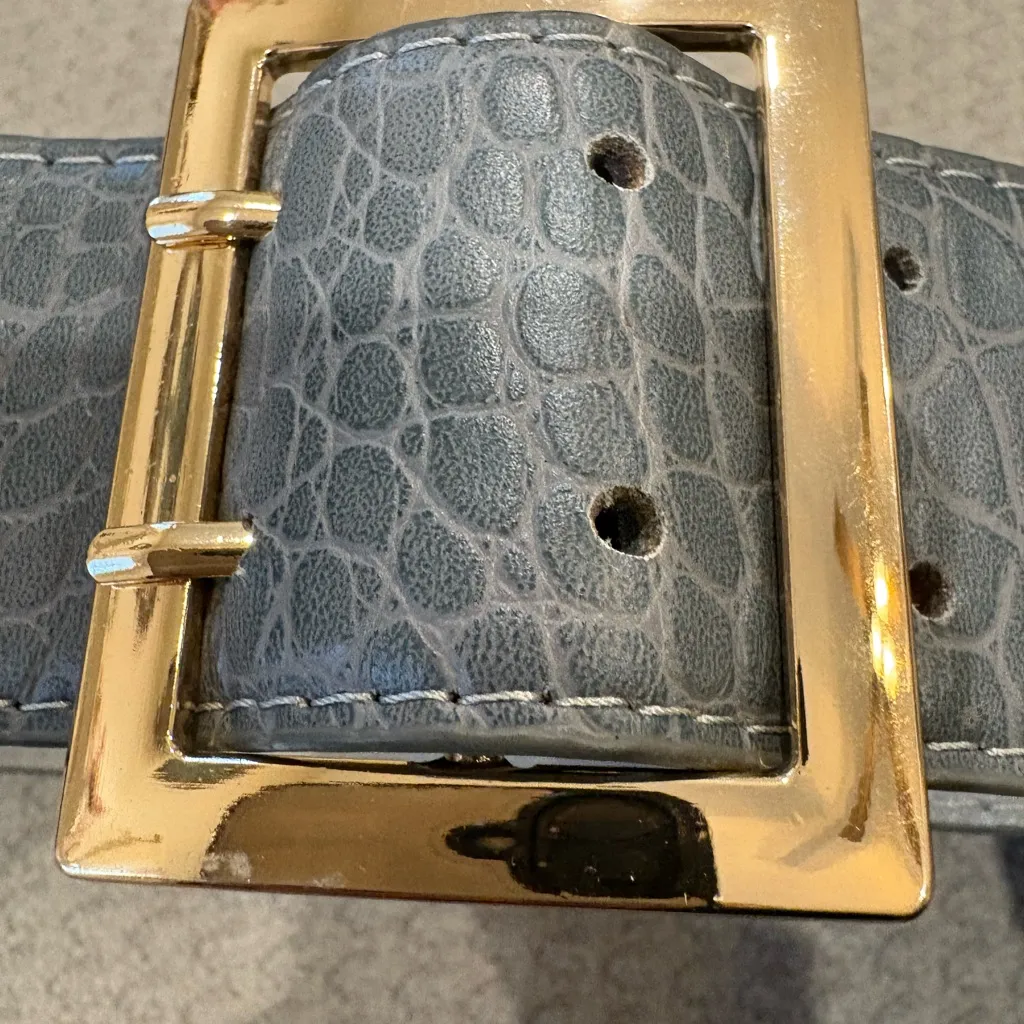 Gray Crocodile Pattern Belt with Gold Buckle - Image 6