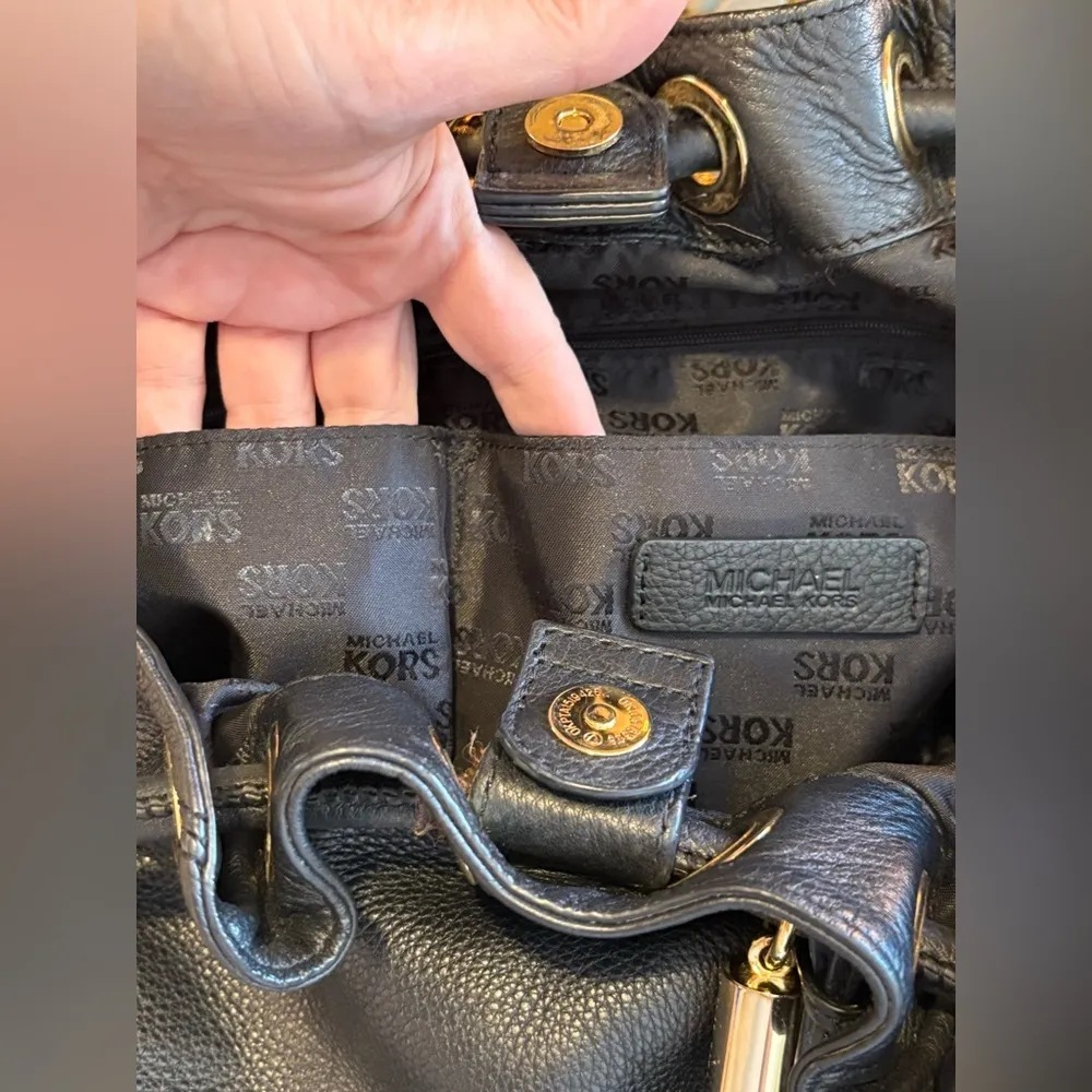 Michael Kors Ring Purse with Tassel and logo. NWOT Black - Image 8