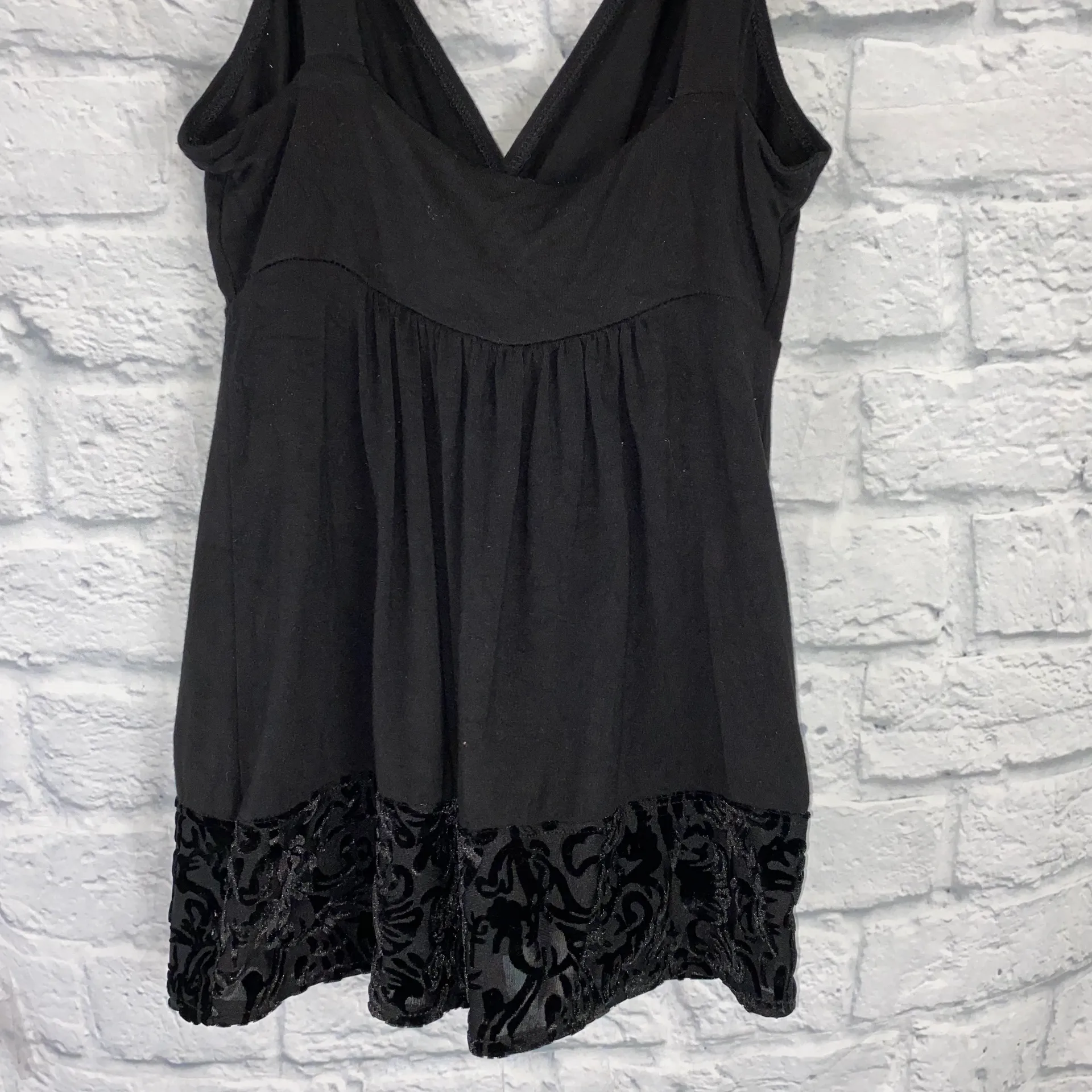 Daisy Fuentes drape front cross tank w/raised velvet border black sz small - Image 3