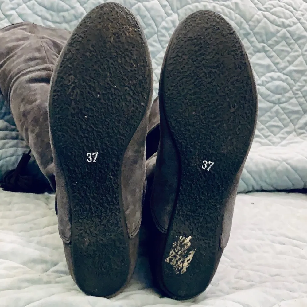 Grey suede over the knee tassel boots. Gray Size 7 - Image 9