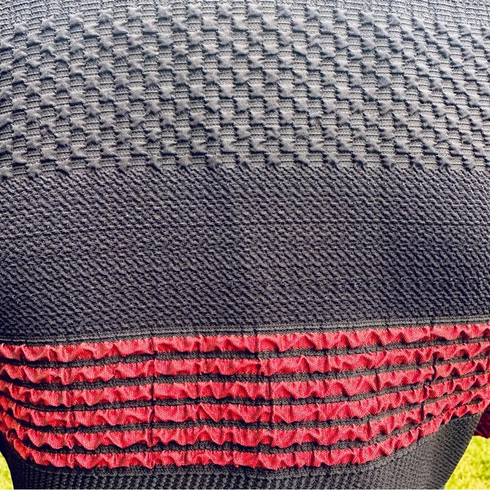 Tugce & Ece Collection Black & Red Textured Short Top Size L - Image 12