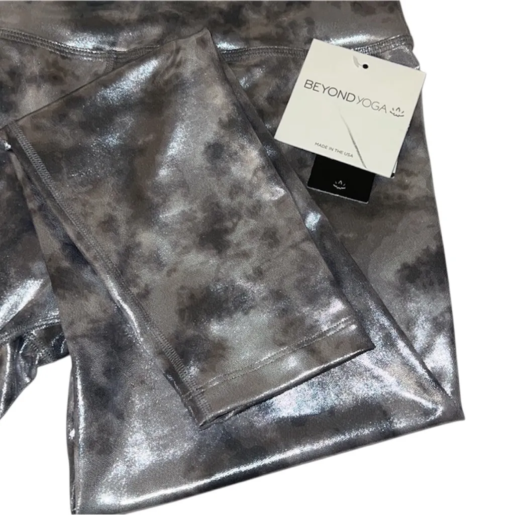 Beyond Yoga Women's Chrome Foil High Waisted Legging Size Medium NWT - Image 5