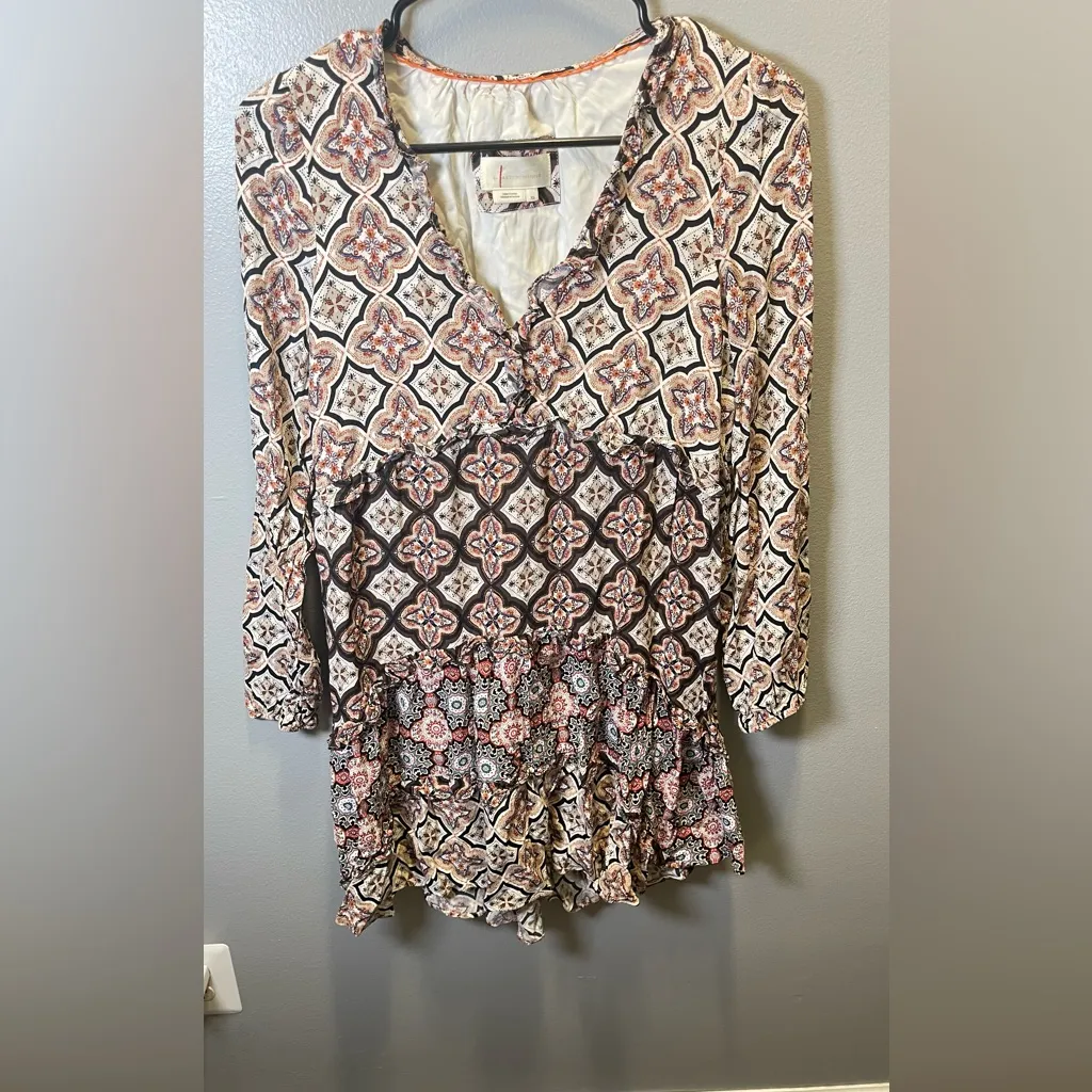 Anthropologie Women’s Tiered V Neck Mini Dress Neutral Motif‎ Size X Small - Image 3