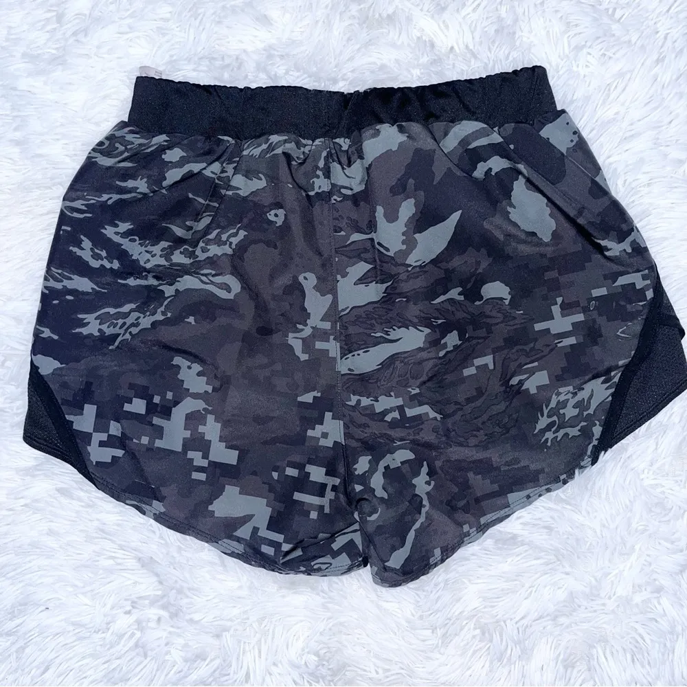 UNDER ARMOUR Women’s Loose Fit HeatGear Black Camo Athletic Running Shorts Small - Image 5