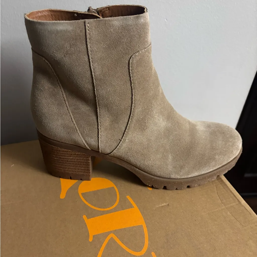 KORKS Women's Esmerelda Lug Sole Booties brand new - Image 6