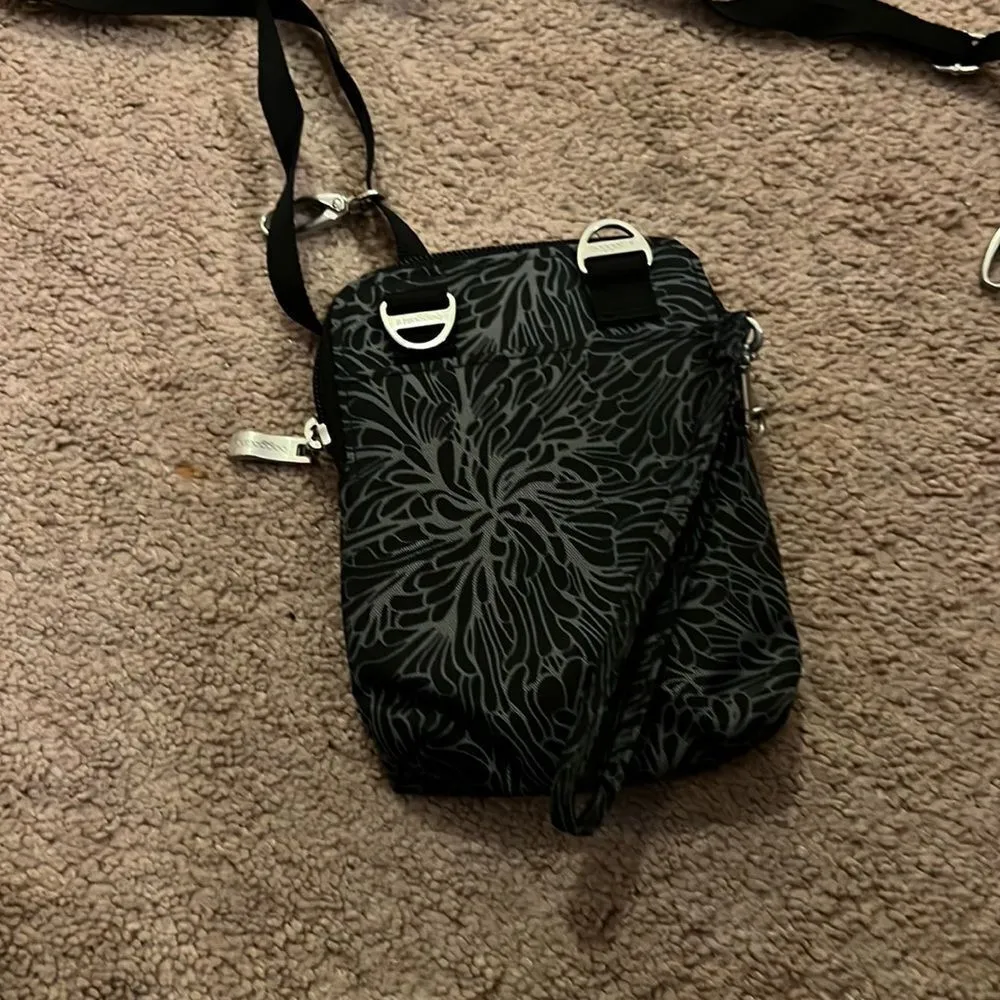 Baggallini grey and black small crossbody - Image 4