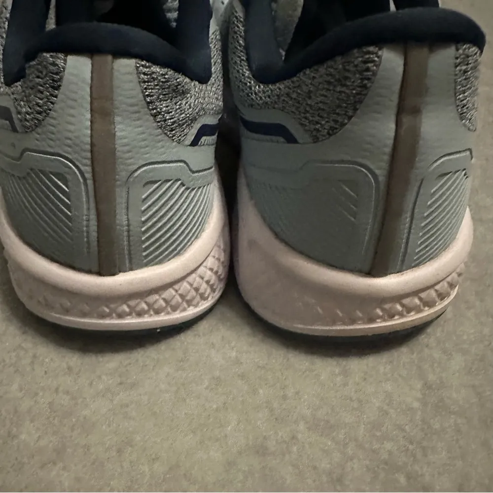 Saucony Women's Omni 19 Running Shoe, Sky/Storm like new size 9 - Image 5