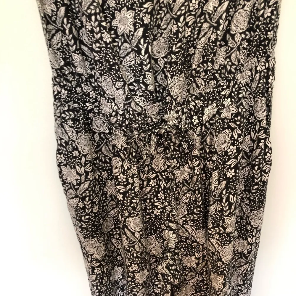 Aritzia Talula Strapless Jumpsuit Floral Black & White Small - Image 4