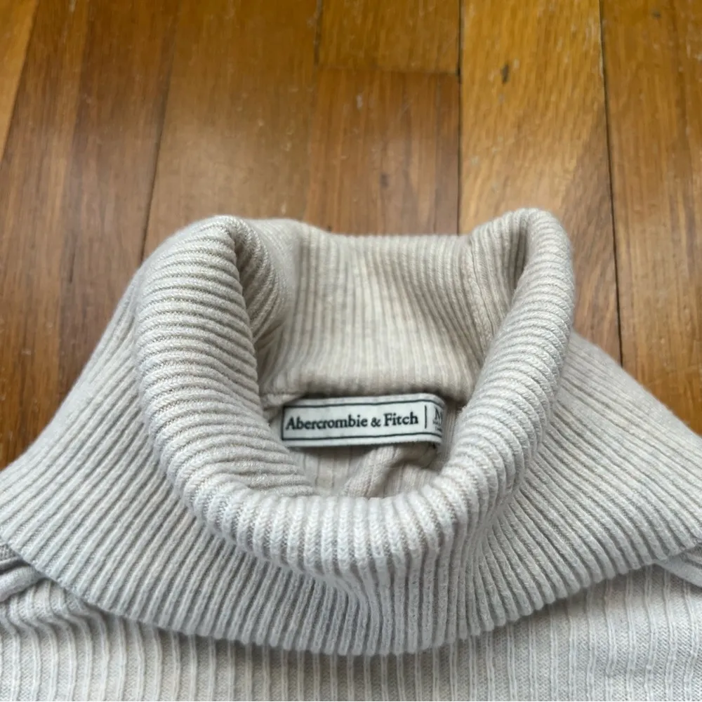 Abercrombie and Fitch sweater size M - Image 3