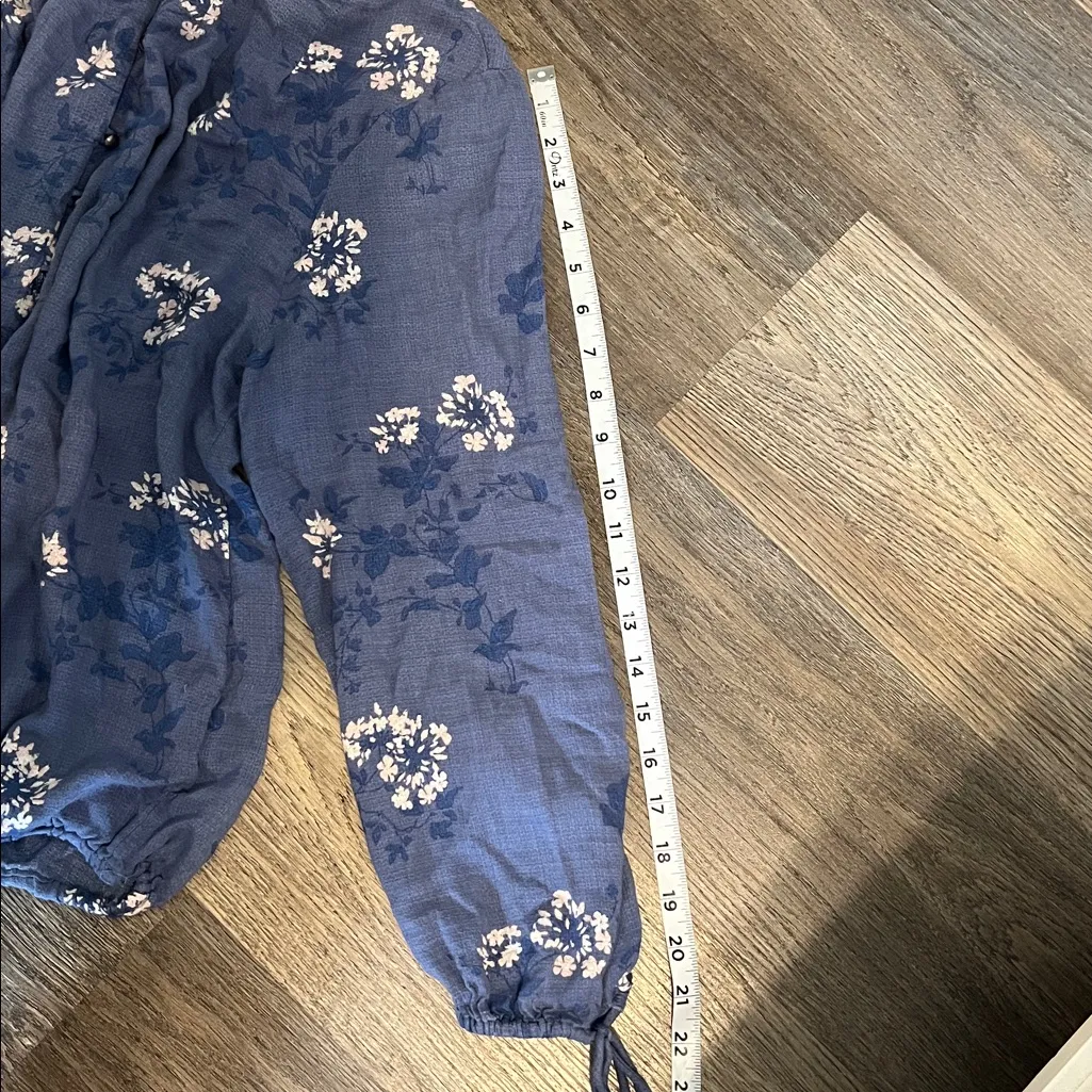 Lucky Brand Blue and White Floral Blouse Large - Image 7
