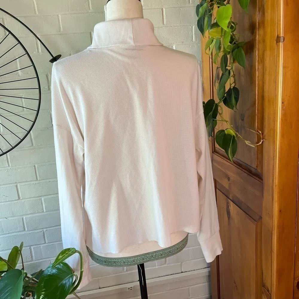 American Eagle mock turtleneck half crop sweater winter white EUC size XS - Image 2