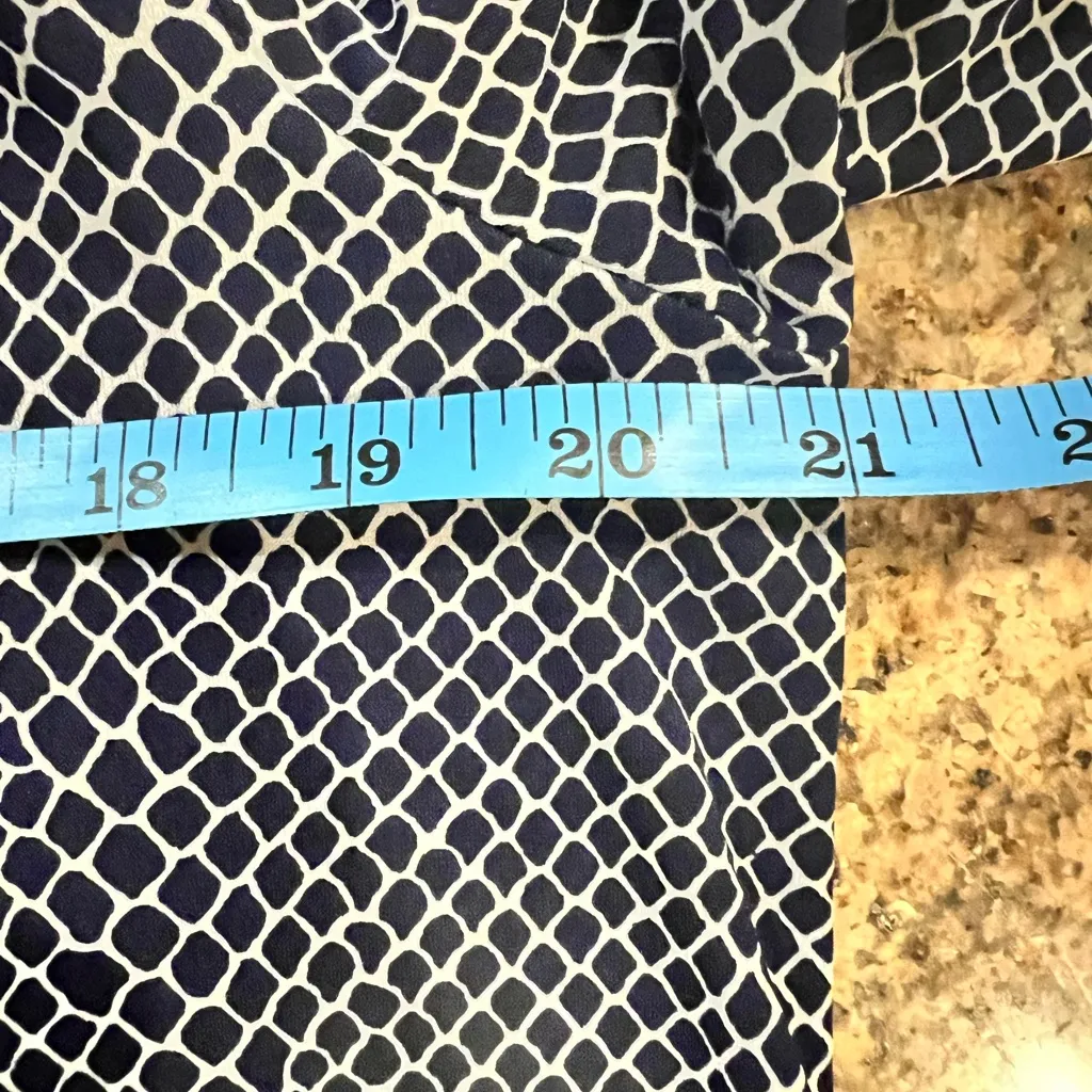 Michael Michael Kors Navy and White Patterned Blouse long bell sleeves EUC - Image 6