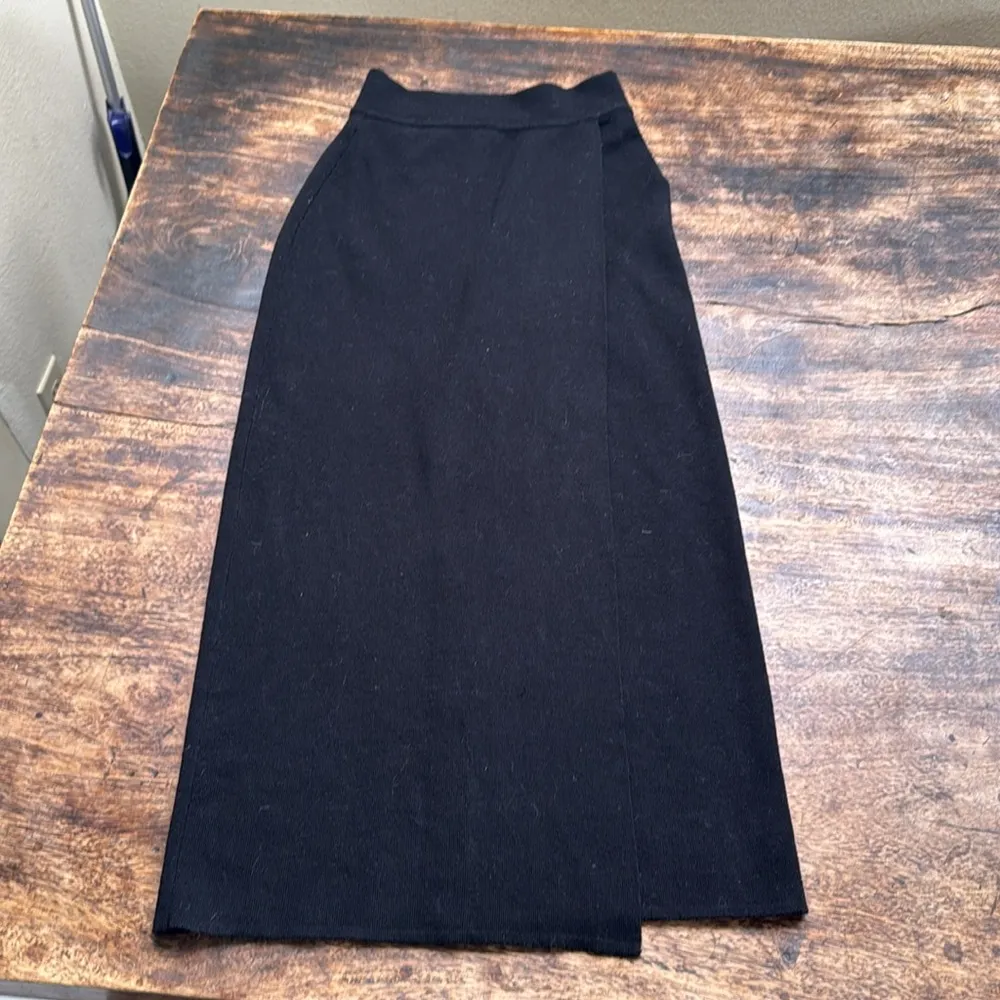 Vintage Anne Klein ll 100% wool black skirt wraps very flattering size smalll - Image 2