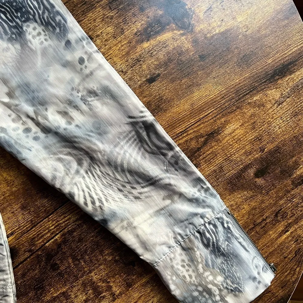 Zenergy by Chico’s woman’s lightweight jacket. Chicos size: 1, or M/8. Gray Size undefined - Image 5