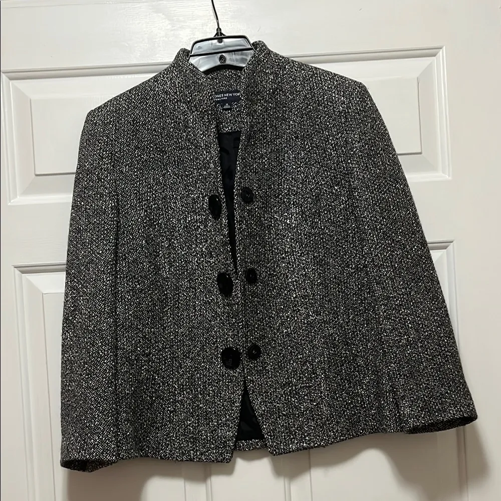 Black Blazer with Structured Tailored Style - Image 8