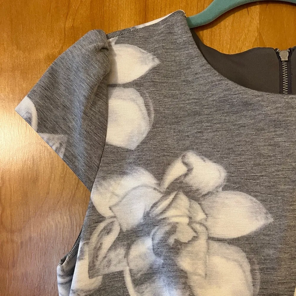 Betsey Johnson Womens Floral Dress Gray Sheath Stretch Cap Sleeve Lined Size 6 - Image 4