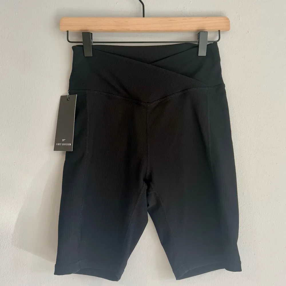 NWT FIRST DIVISION SPORT BRA AND RIBBED CROSS SHORT BLACK WORKOUT SET SIZE SMALL - Image 11