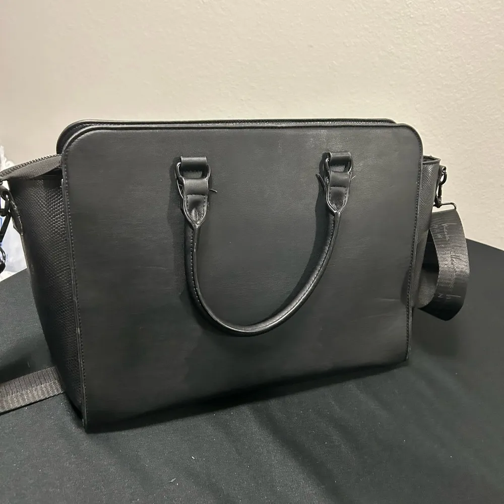 Nicole Miller  Black Leather Handbag-great shape-large - Image 2