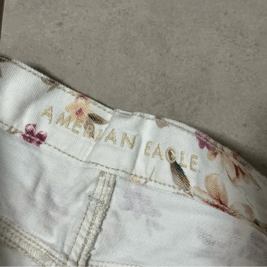 American Eagle White Denim Floral Print Women's Casual Mom Shorts size 8 - Image 4
