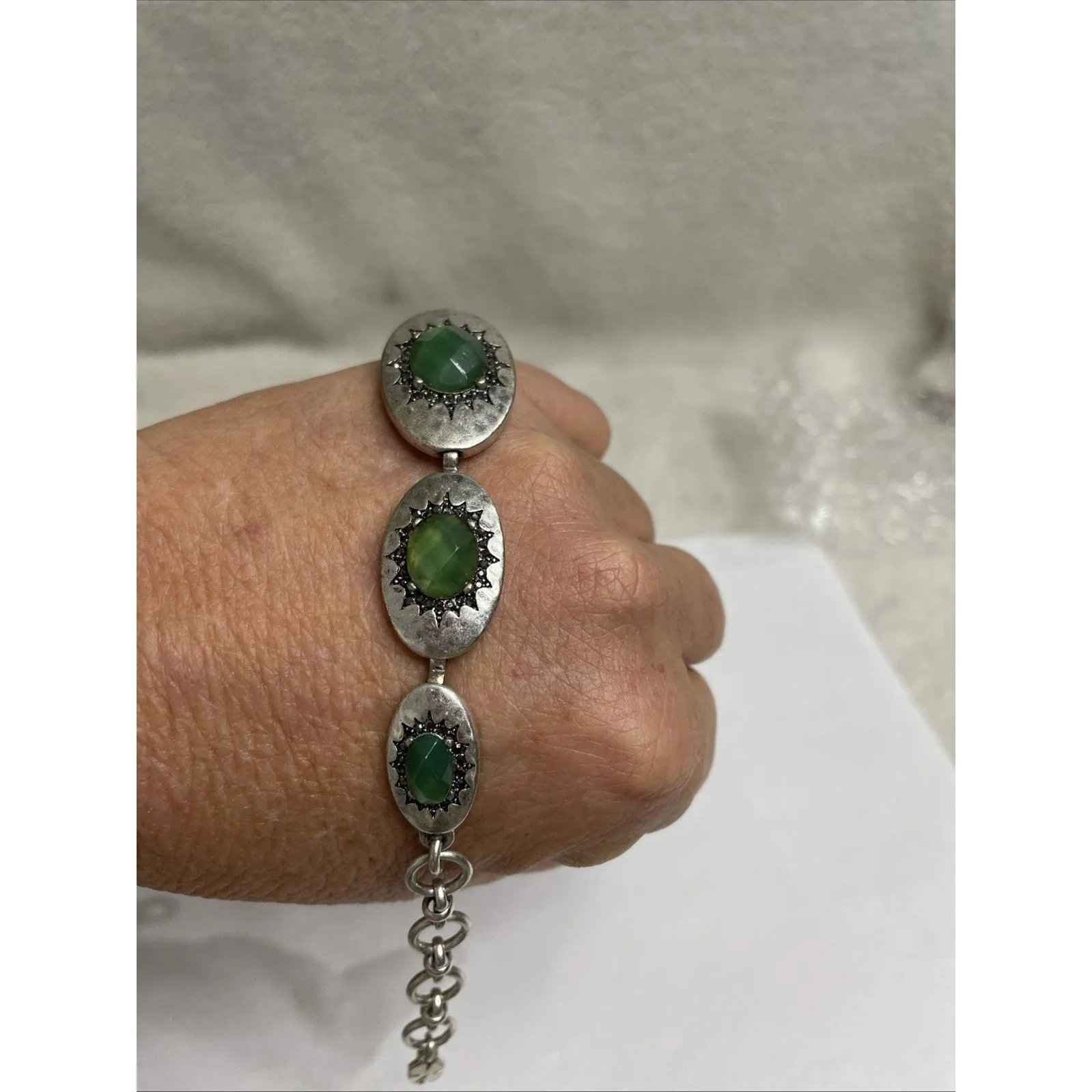 ELEGANT LUCKY BRAND COUTURE GREEN ACRYLIC STONE SILVERED STATEMENT LINK BRACELET - Image 2