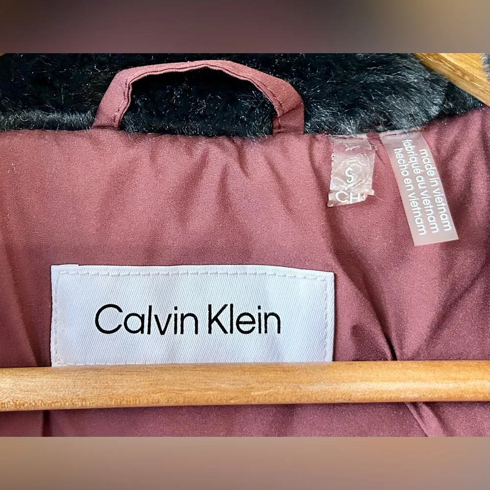 Calvin Klein Women’s Faux Fur Lined Hooded Puffer Coat in Oxblood Size Small - Image 11