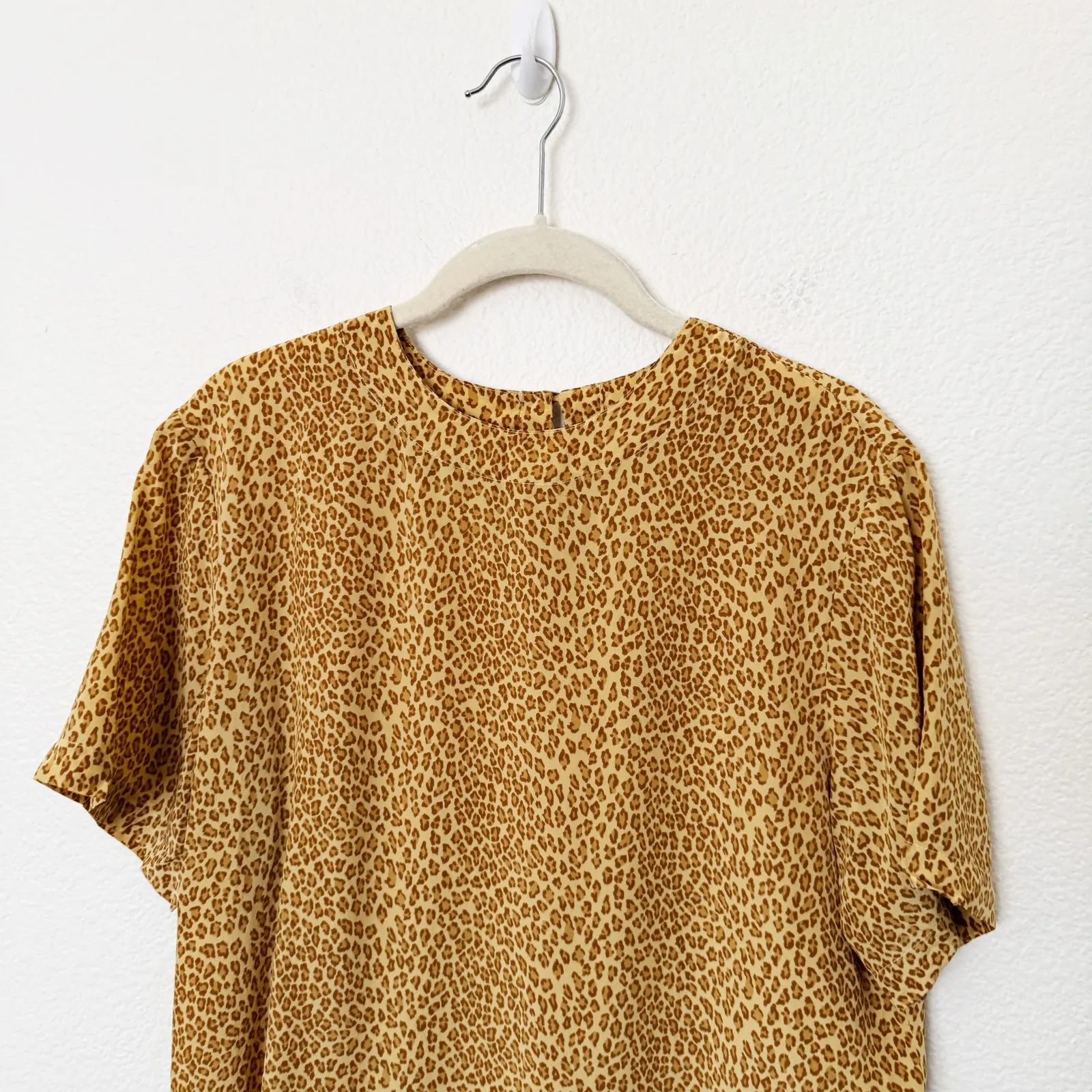[Vintage] Leopard Print 100% Silk Crew Neck Animal Short Sleeve Blouse Sz Medium Brown - Image 3
