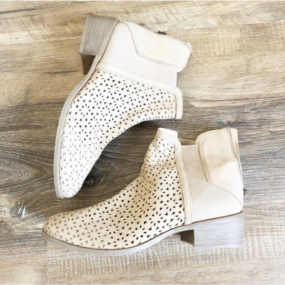 Kenneth Cole Women’s Size 10 Sand Tan Salt Laser Cut Gore Ankle Booties - Image 2