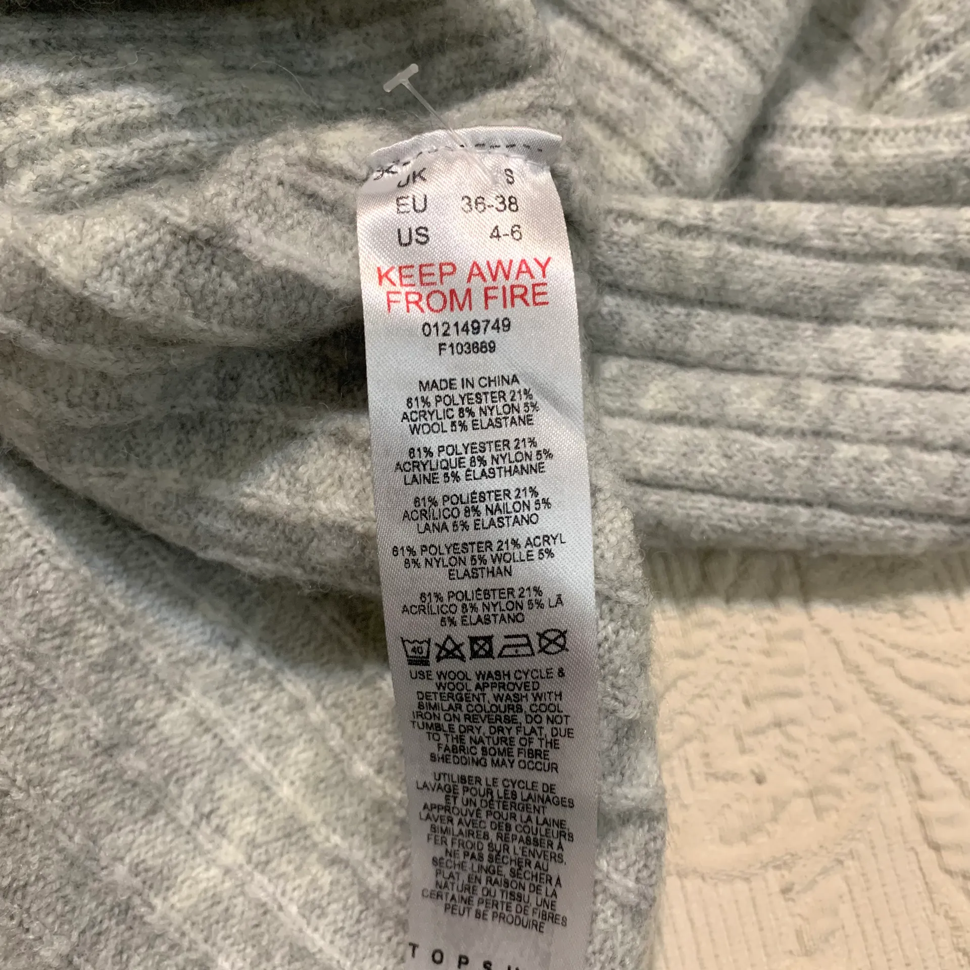 Topshop Light Gray Button Up V-Neck Long Puff Sleeve Wool Bend Cropped Cardigan - Image 4