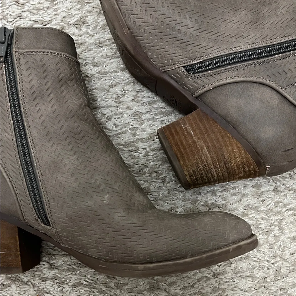 Roxy Devon Taupe Brown Textured Stacked Heel Ankle Booties - Size 9 - Image 7