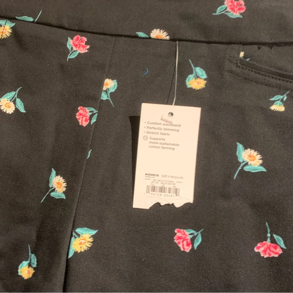 Size 8 shorts nwt - Image 4