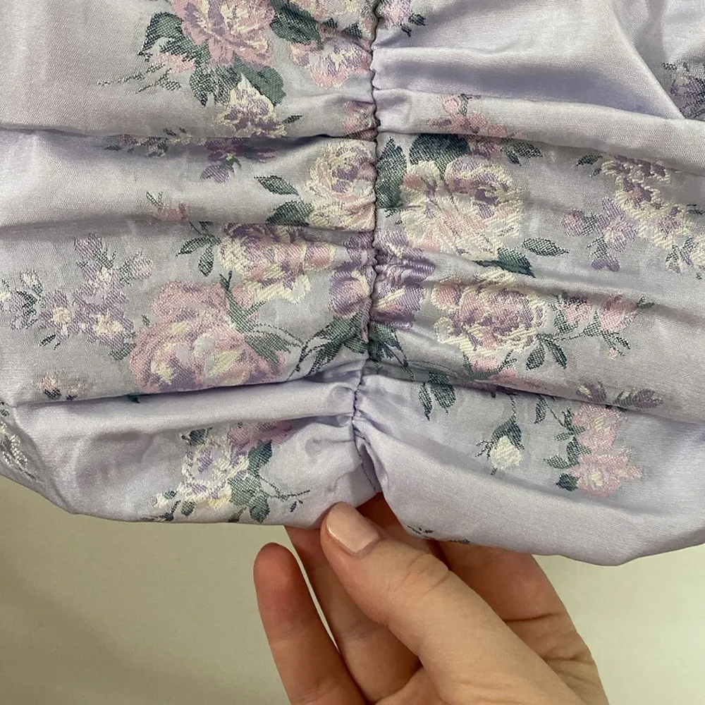 New Express Floral Puff Sleeve Ruched Cropped Top in pale lavender size M - Image 7