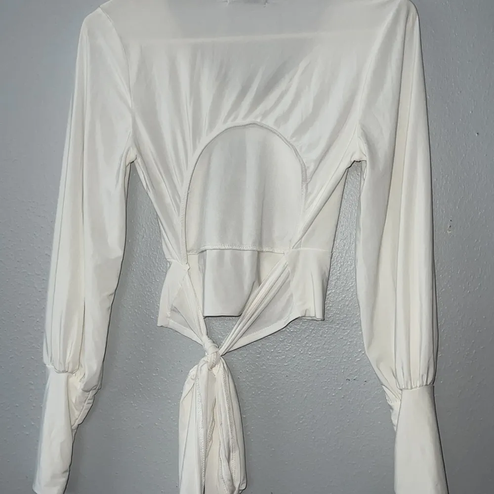 long sleeve white crop top with cutout Size M - Image 4