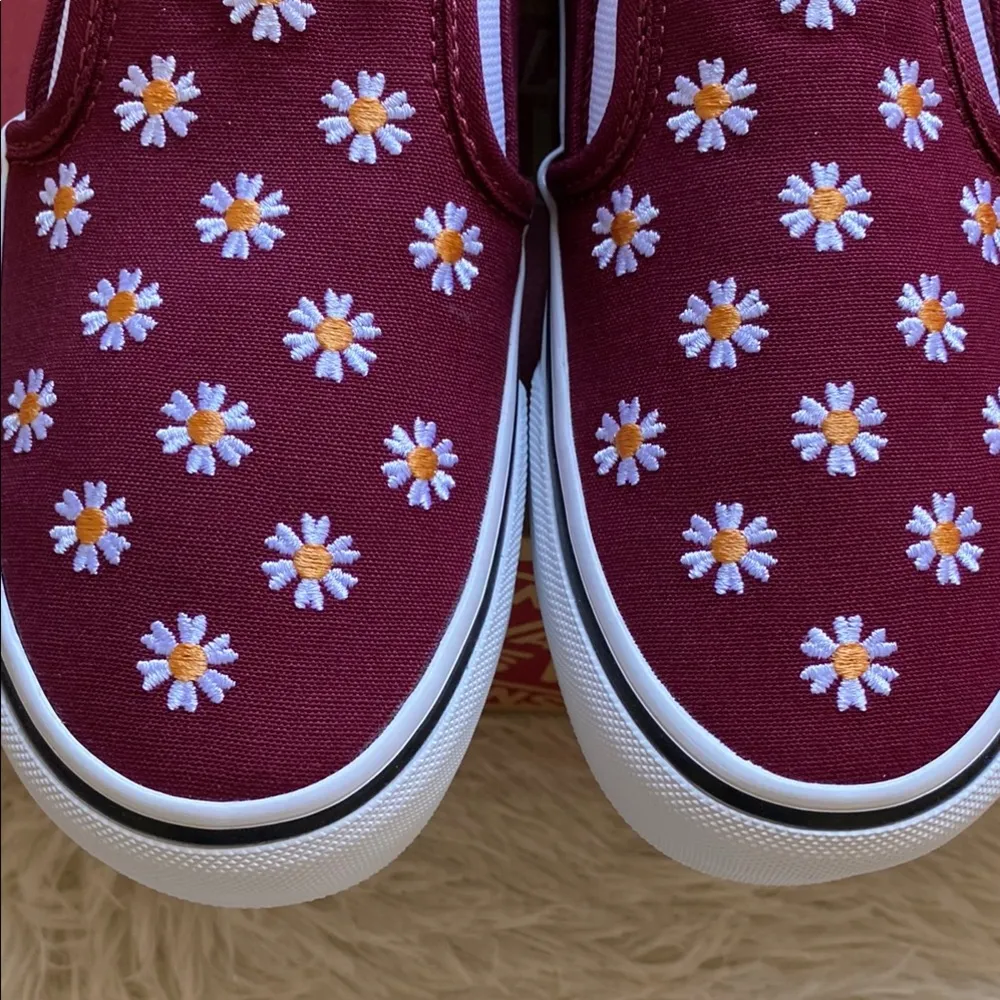 NWT
Vans Asher DX Women’s Slip-On Style with Floral Embroidery - Image 5