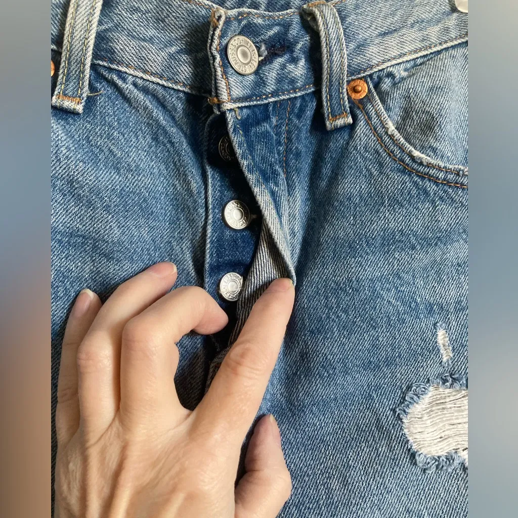 🌸Levi’s 501 Light Wash Distressed Ripped Raw Hem Premium Denim Shorts #O - Image 7