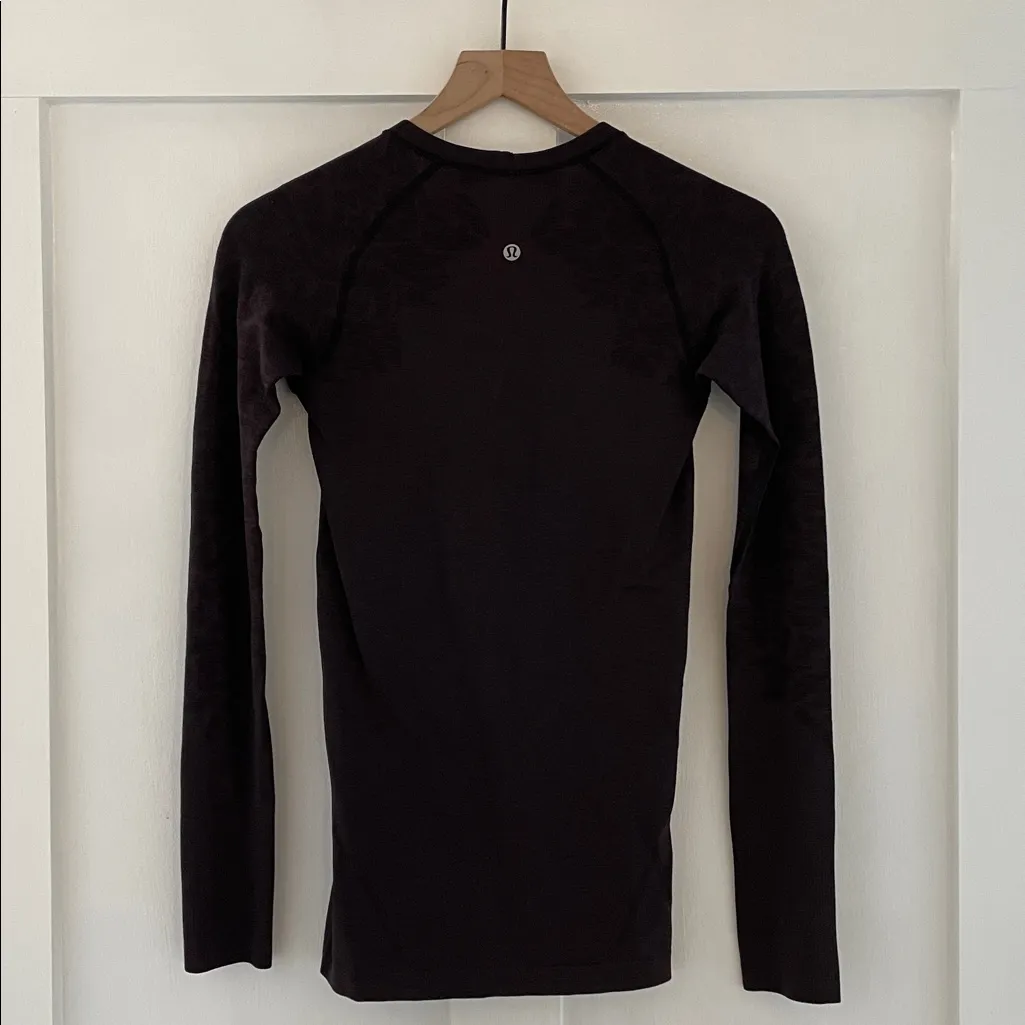Lululemon  Swiftly Tech Long Sleeve Crew in Black Cherry / Black Size 4 - Image 3