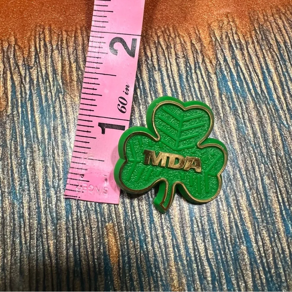 Vintage MDA Muscular Dystrophy Association Shamrock Clover Green gold pin - Image 3