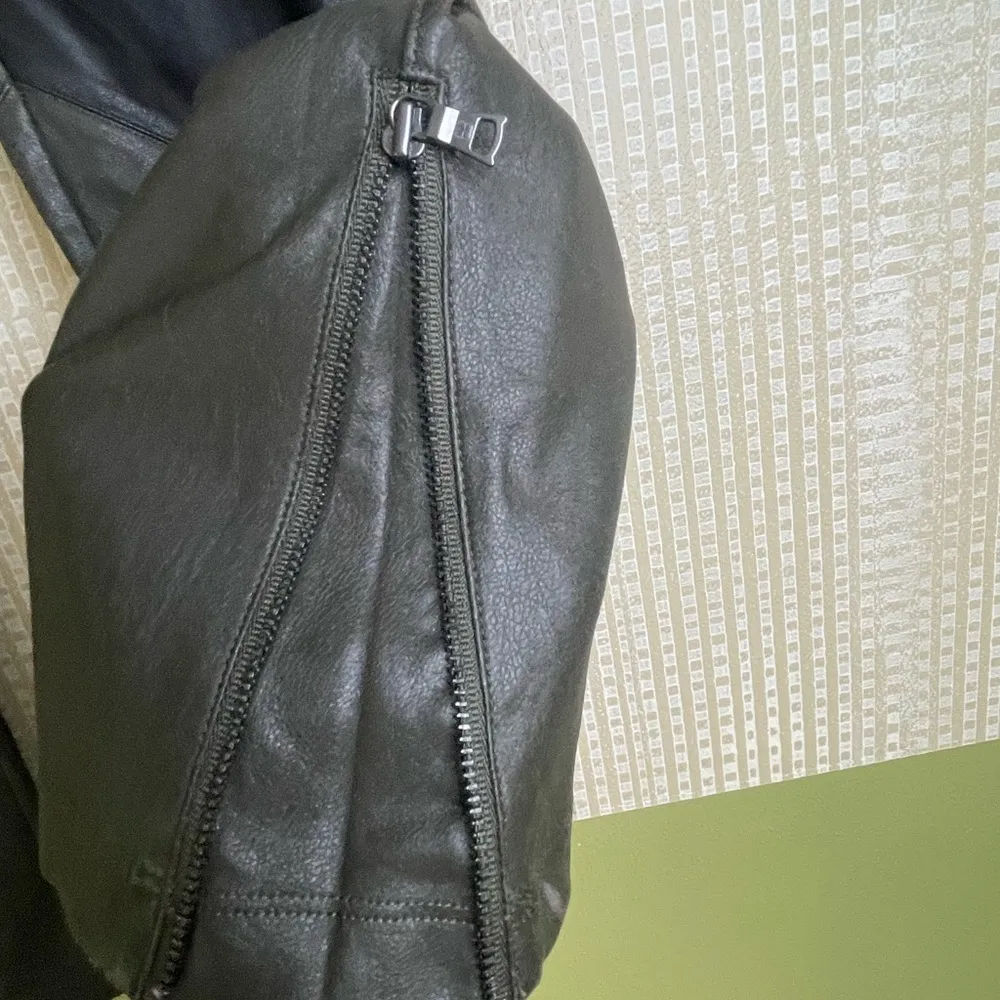 BCBG MaxAzria faux leather leggings olive/black Moto style Size S - Image 5