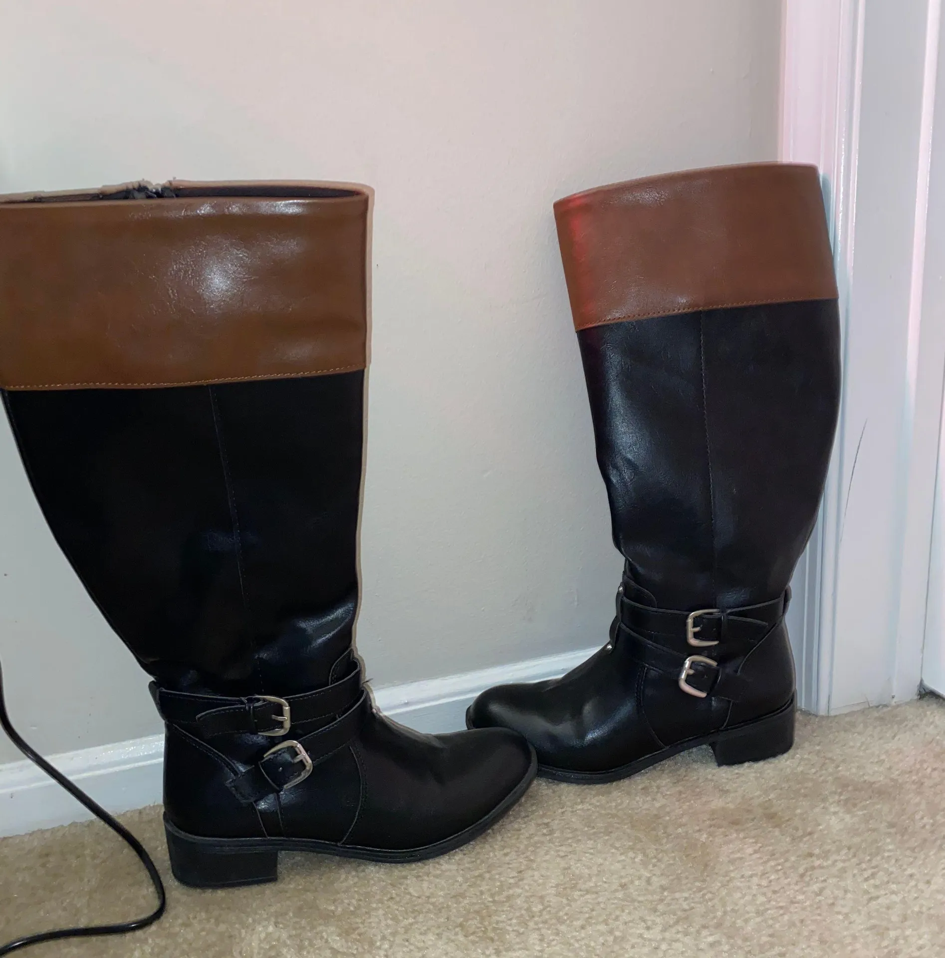 Womens Boots Size 7 - Image 2