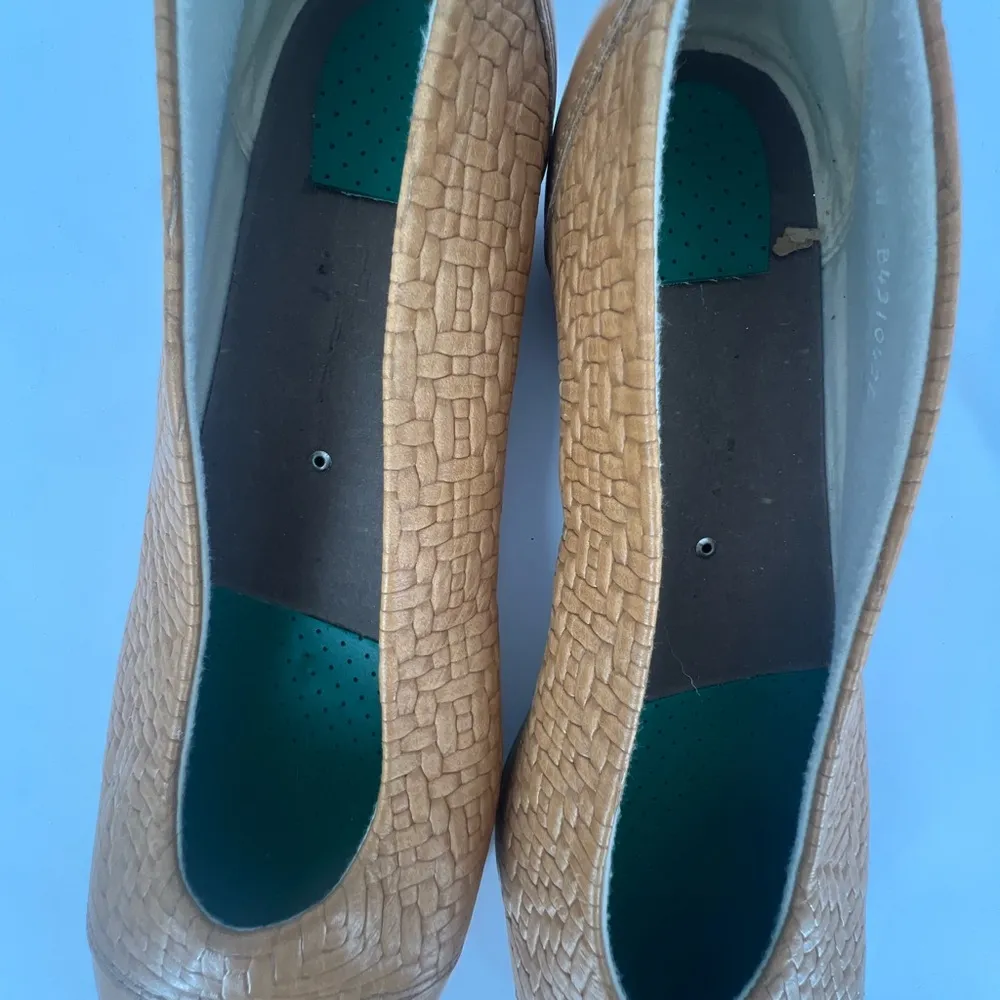 Tan Textured Women's Shoes Size 10 - Image 11