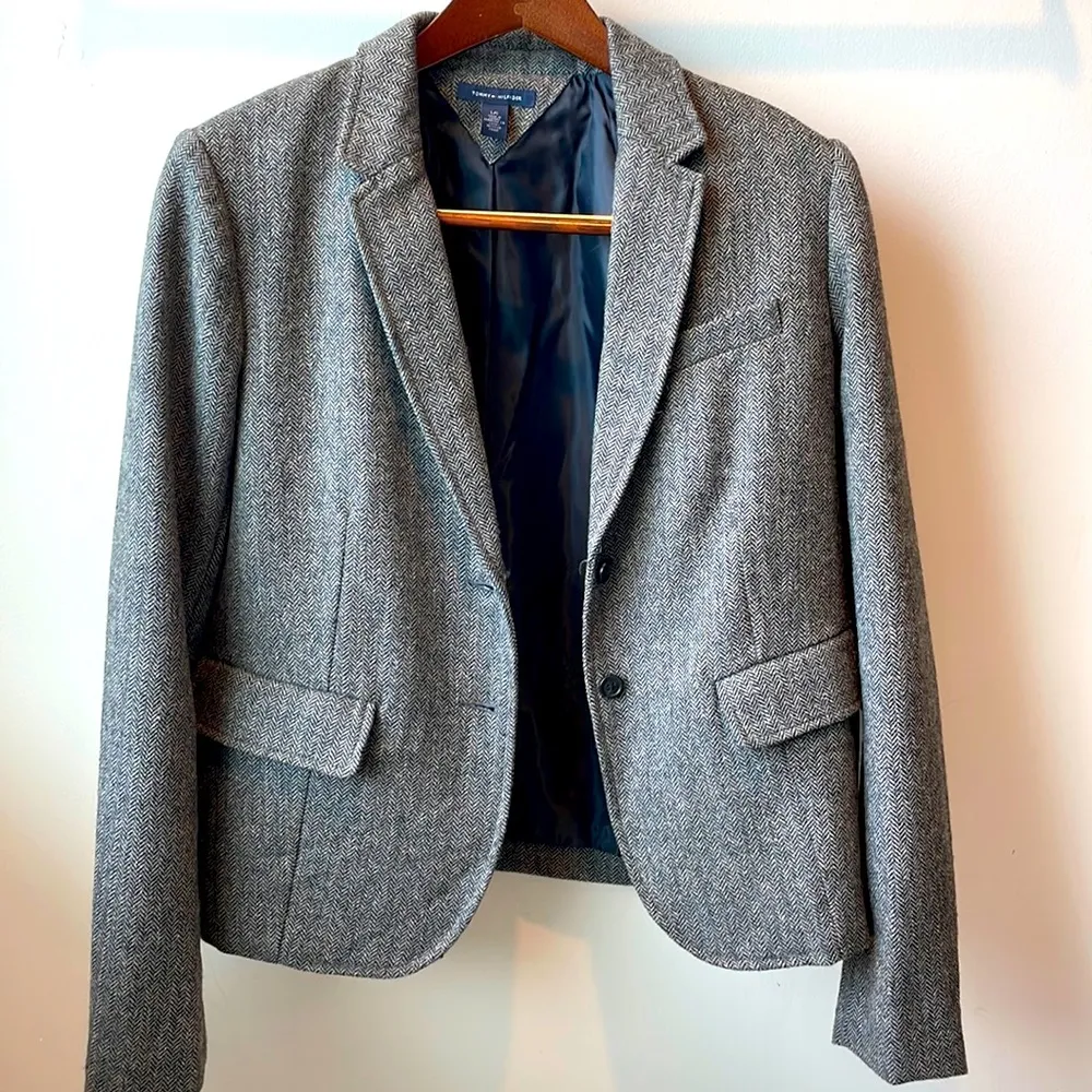 Tommy Hilfiger equestrian style wool-blend 2 button blazer in size large. - Image 2