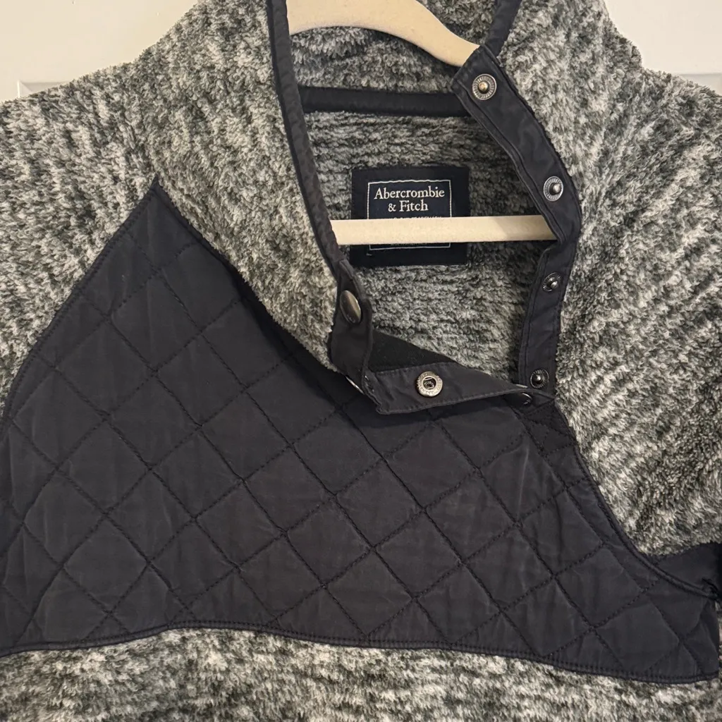 Women's Gray and Black Quilted Abercrombie Sweater - Image 2