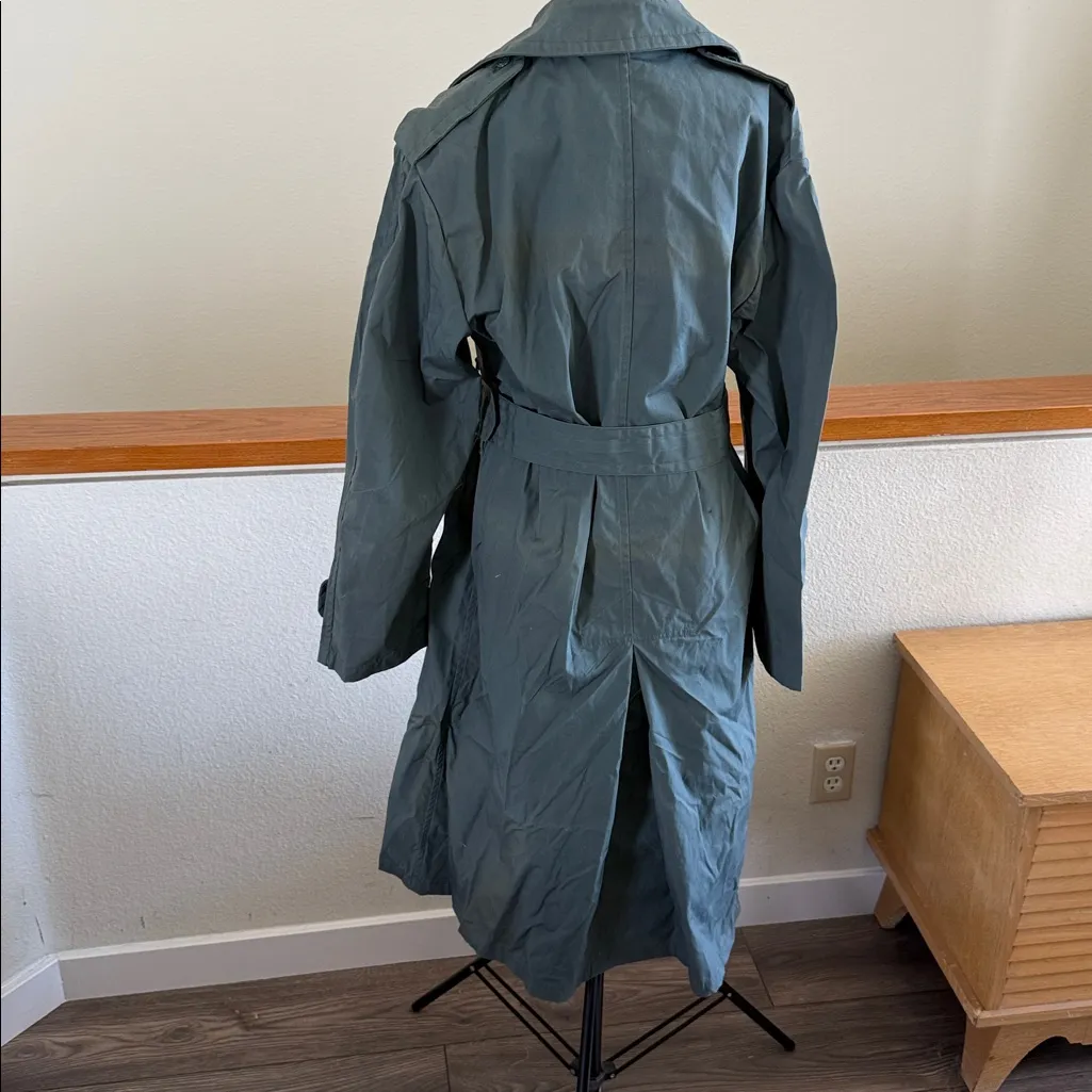 Women's or men’s army Green Trench Coat size 36R - Image 9